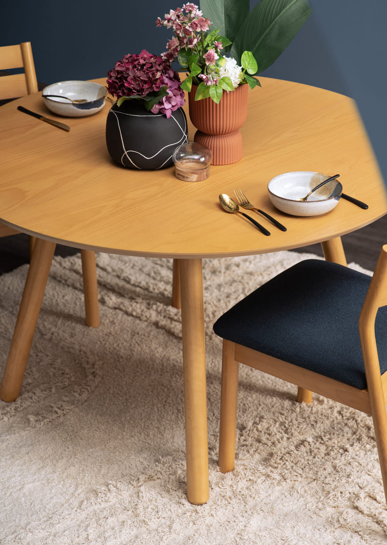 Table dress&eacute;e mise en sc&egrave;ne avec du mobilier HINLIM